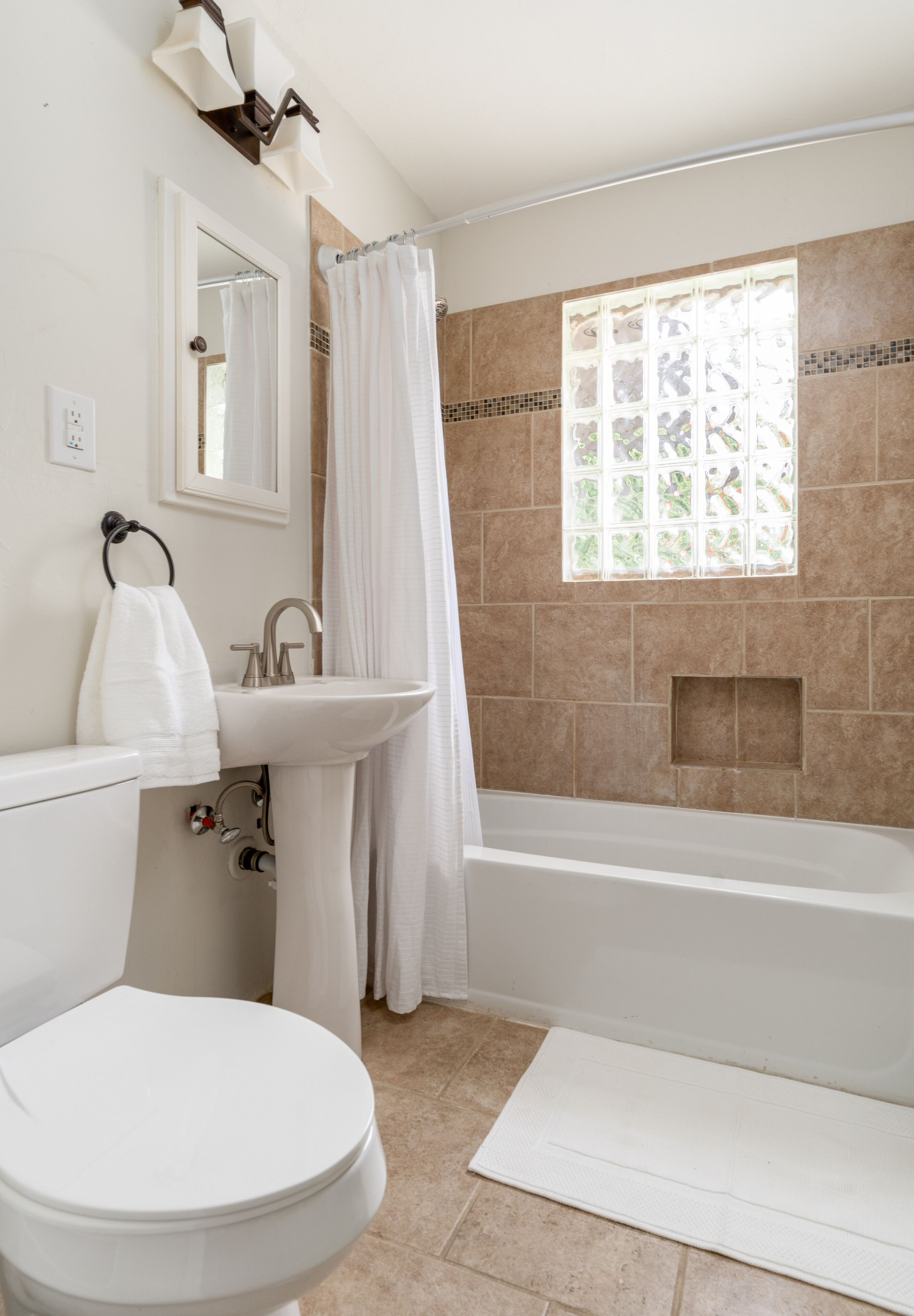 Un baño con inodoro, lavabo y bañera.