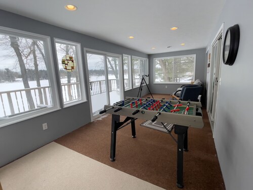 Beautiful Lake House & Spacious 4 BR