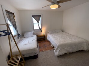 4 bedrooms, in-room safe, desk, free WiFi - Beautiful Lake House & Spacious 4 BR (National City)