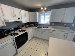Fridge, microwave, oven, stovetop - Beautiful Lake House & Spacious 4 BR (National City)