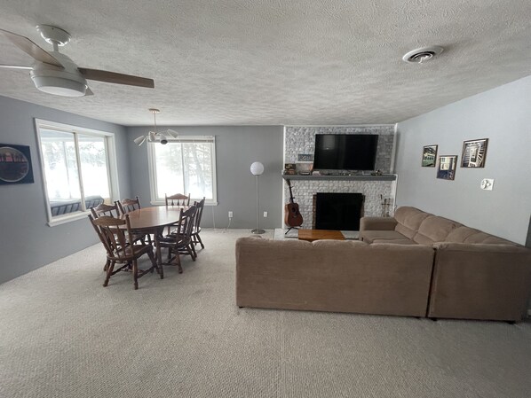 Smart TV, fireplace, table football, books - Beautiful Lake House & Spacious 4 BR (National City)