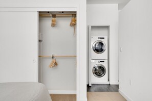 1 habitación, tabla de planchar con plancha, wifi y ropa de cama