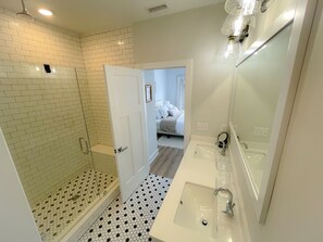 Bañera con ducha, secador de pelo, toallas, jabón
