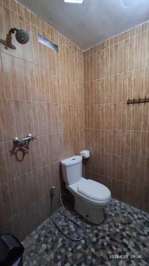 Standard Room | Bathroom | Shower, free toiletries, towels - Salty Sea Guesthouse (Jimbaran)