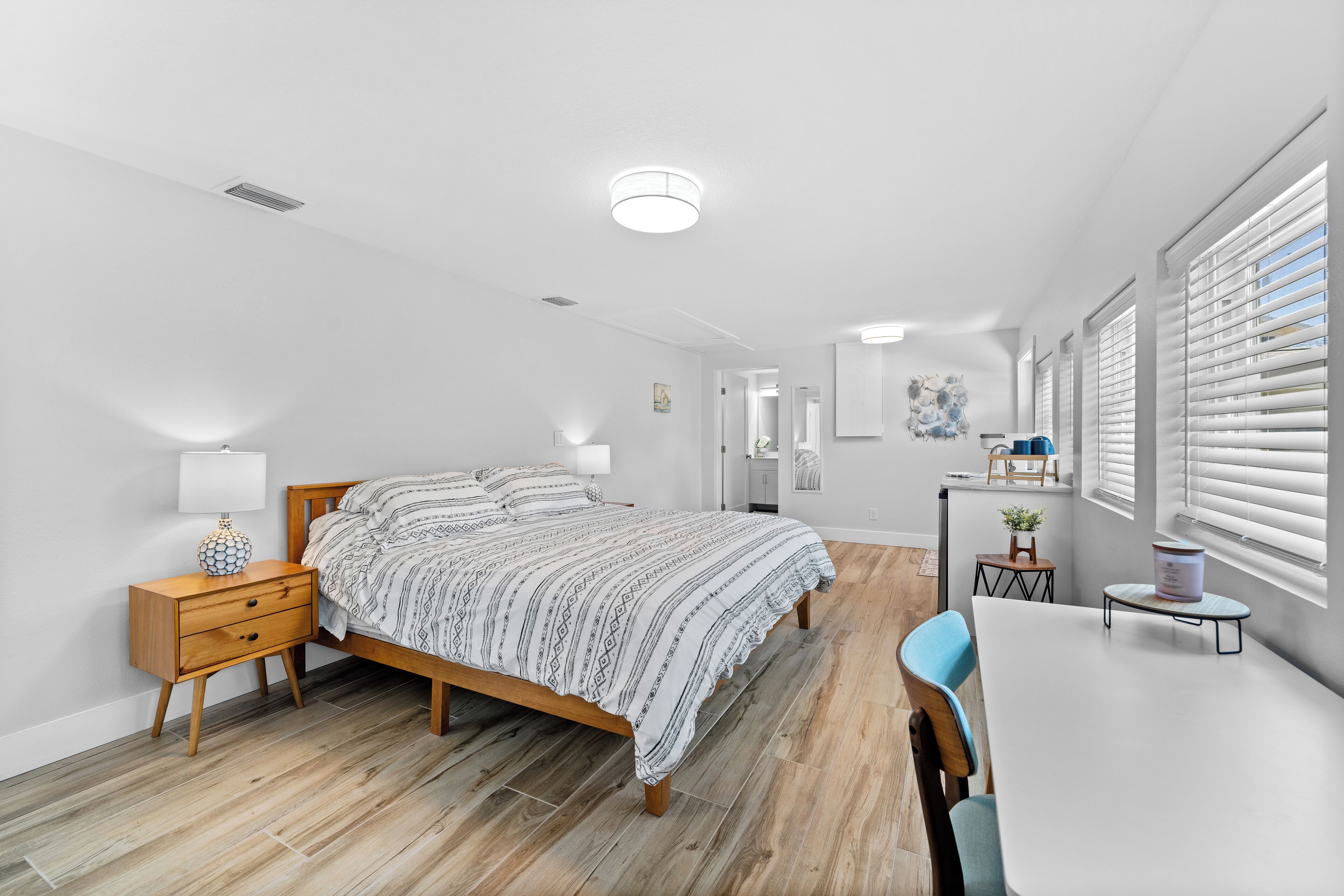 3 多间卧室、客房内保险箱、办公桌、熨斗/熨衣板