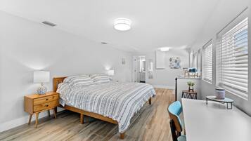 3 quartos, cofres nos quartos, escrivaninha