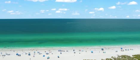 Playa en los alrededores, camastros y toallas de playa 