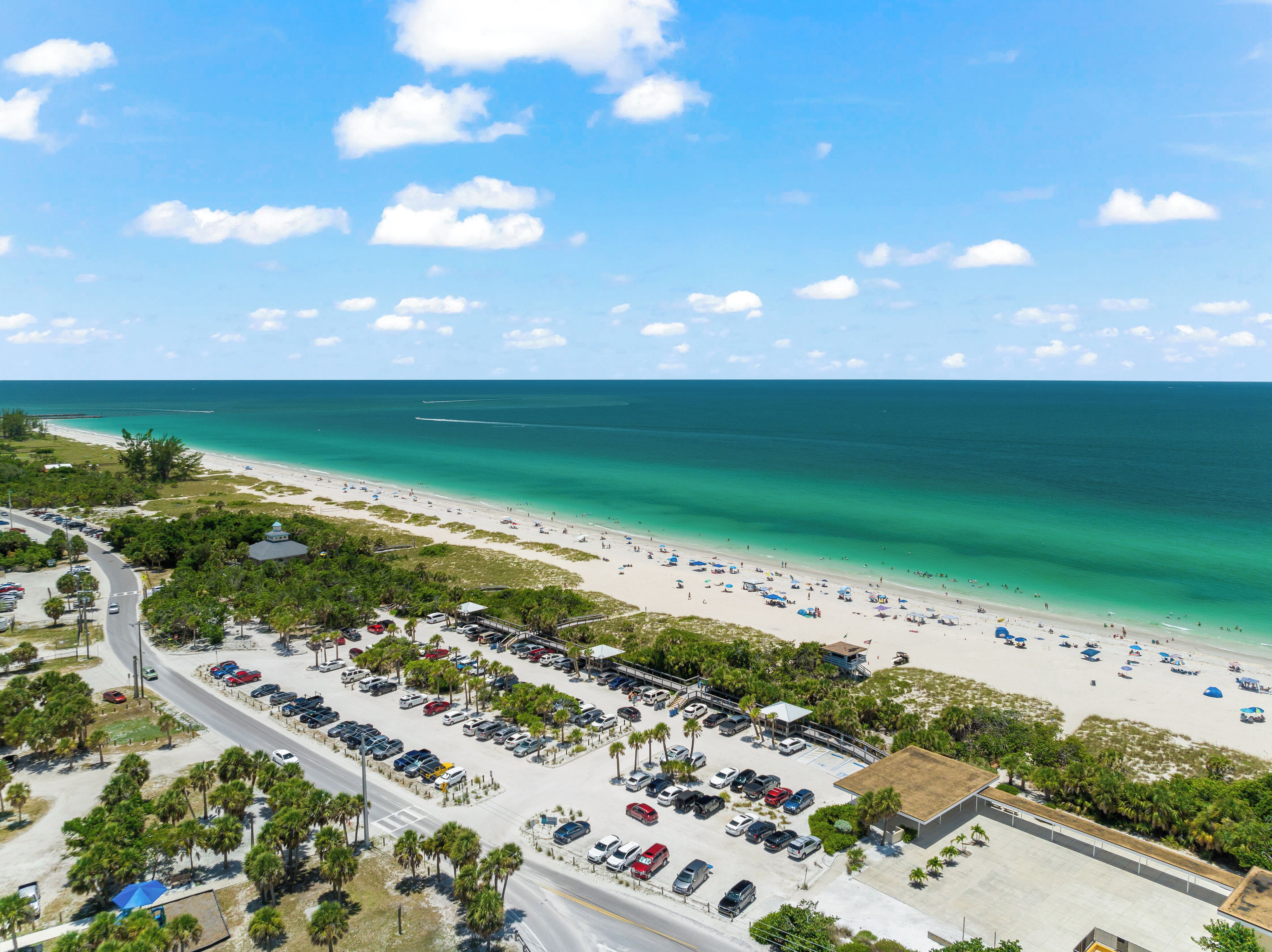 在海灘附近、躺椅、沙灘巾