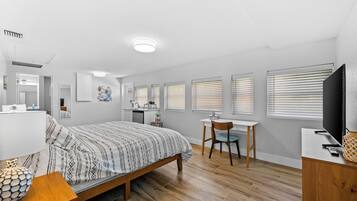 3 間睡房、房內夾萬、書桌、熨斗/熨衫板