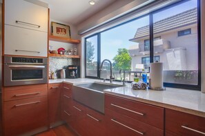 Fridge, microwave, oven, stovetop - Endless Summer In Solana Beach (Solana Beach)