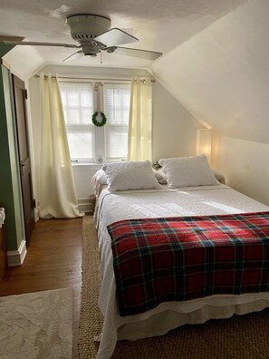 3 Schlafzimmer, Schreibtisch, Bügeleisen/Bügelbrett, Reisekinderbett