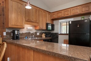 Fridge, microwave, oven, stovetop - On Free Bus Route - Hot Tubs, Sauna, Pool, Winter Trails from the Property (Winter Park)