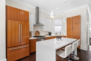 Køleskab, mikrobølgeovn, ovn, kogeplade