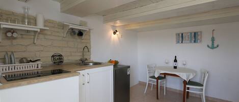 ثلاجة، ماكينة لصنع القهوة/الشاي، مستلزمات طهي/أطباق/أوعية