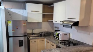 Eine moderne Küche mit Einbaukühlschrank, Mikrowelle, Herd und Schränken.