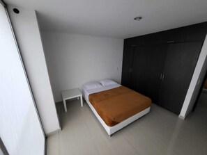 2 slaapkamers, een bureau, een strijkplank/strijkijzer, reisbedje