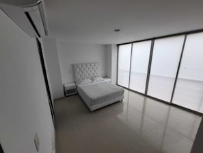 2 habitaciones, escritorio y tabla de planchar con plancha