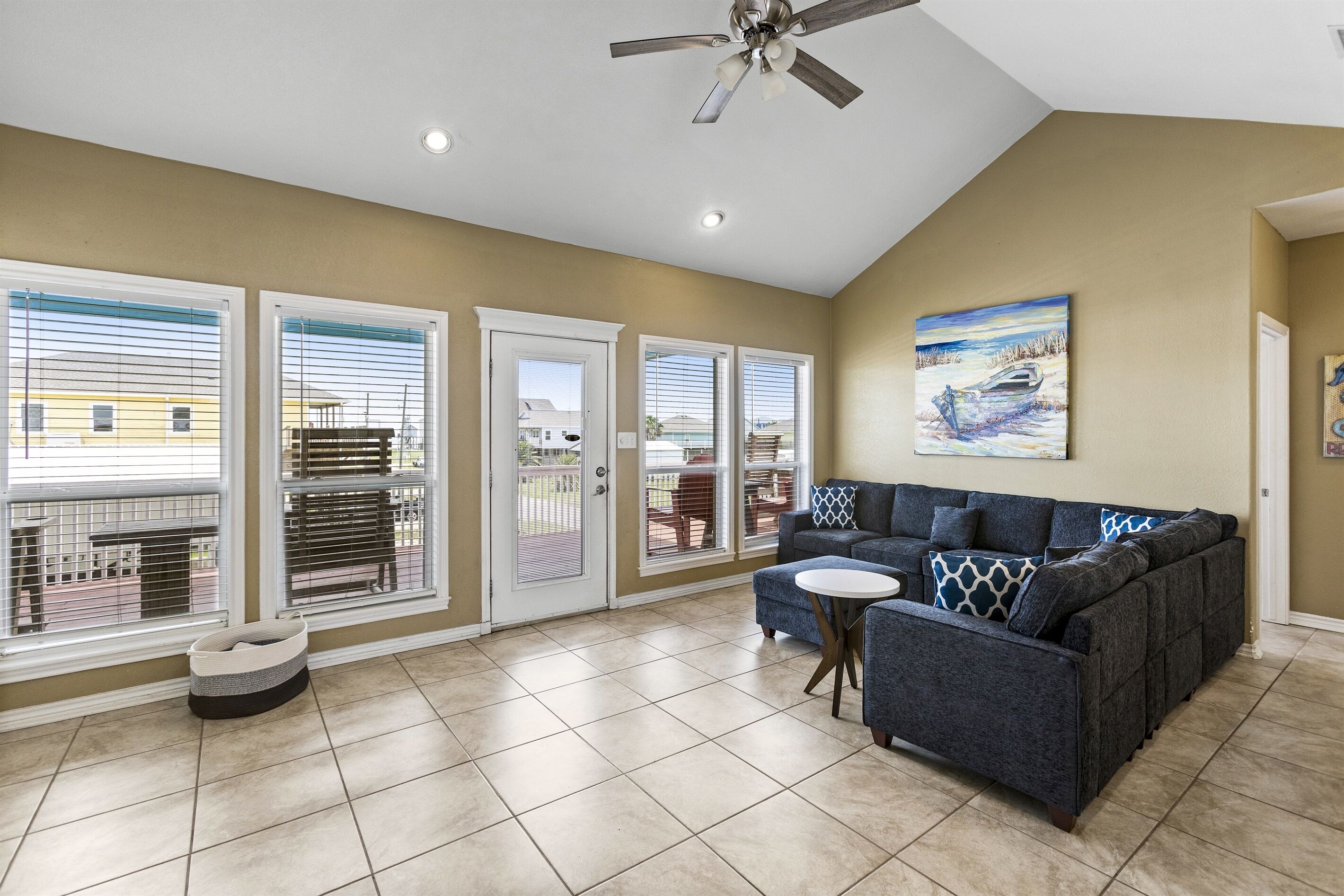 Smart TV, reproductor de DVD, futbolito y tenis de mesa 