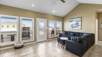 Smart TV, reproductor de DVD, futbolito y tenis de mesa