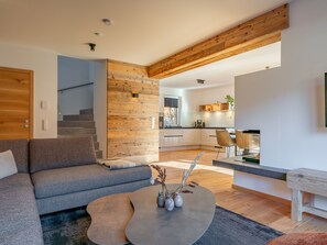 Télévision, baby-foot, table de tennis de table