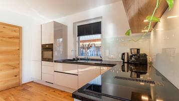 Een koelkast, een microgolfoven, een oven, een kookplaat