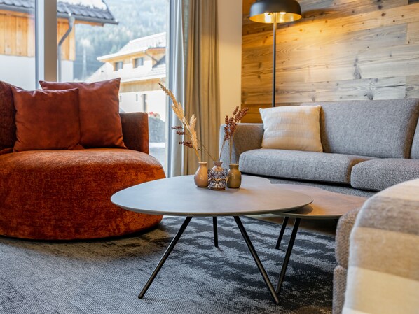 Fernseher, Tischfußball, Tischtennisplatte