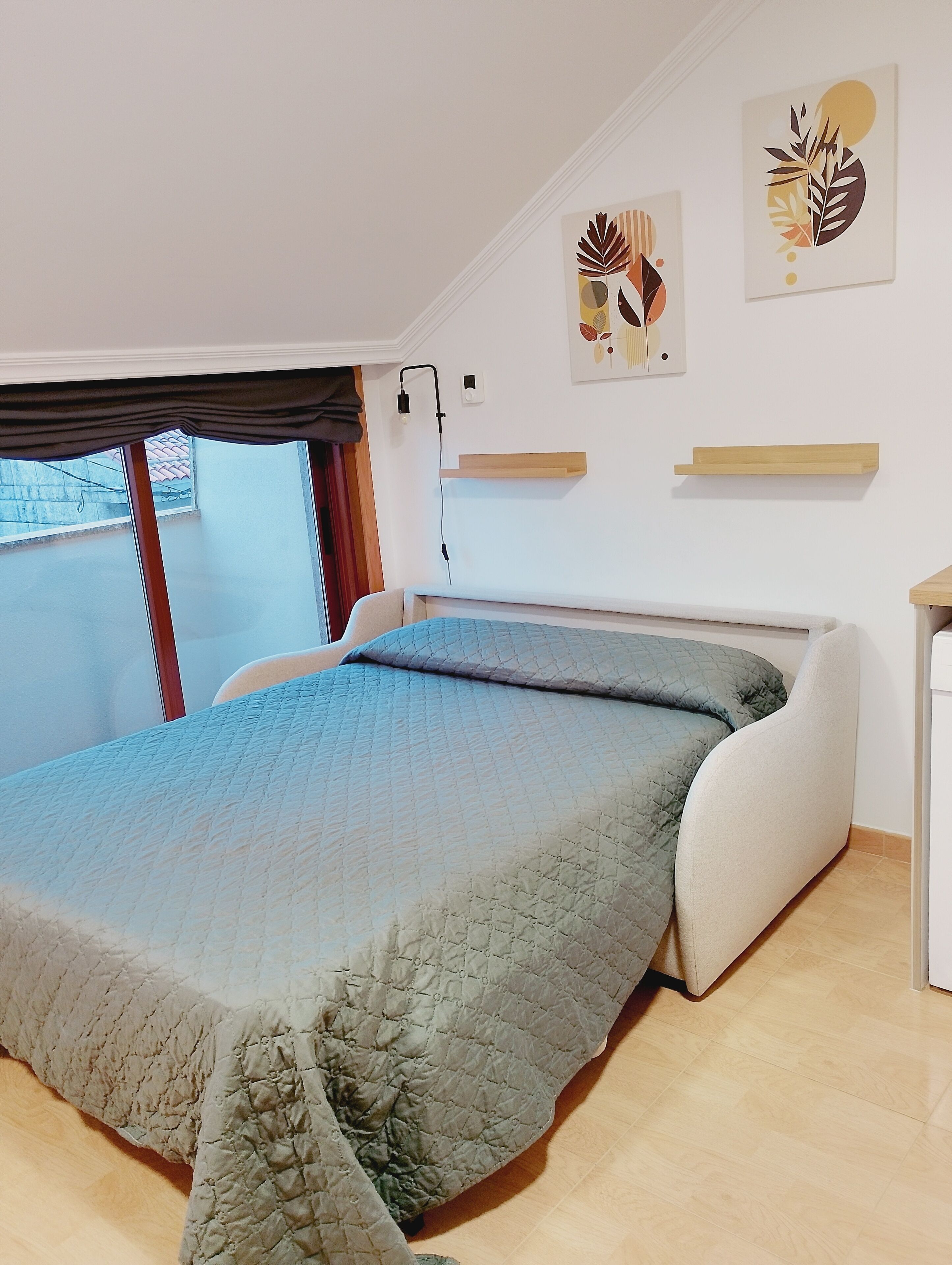 1 slaapkamer, een strijkplank/strijkijzer, beddengoed