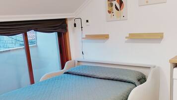 1 slaapkamer, een strijkplank/strijkijzer, beddengoed