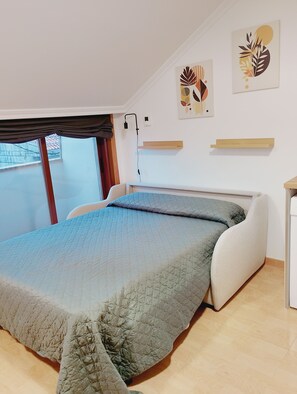 1 makuuhuone, silitysrauta/-lauta, vuodevaatteet