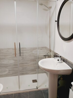 Bathtub, hair dryer, towels, soap - Apartment (Beluso)