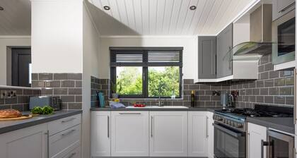 Juniper Lodge, 28 Roadford Lake Lodges