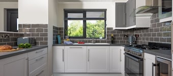 Juniper Lodge, 28 Roadford Lake Lodges