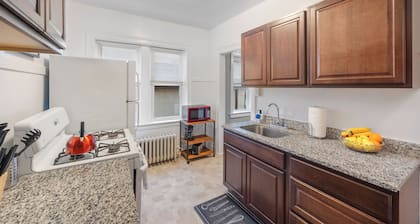 Rustic APT |Near Hosp| 25mins to ORD|MDW|DT|Free Parking&Wifi