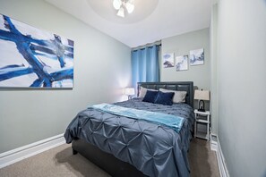 1 habitación, escritorio, tabla de planchar con plancha y cuna de viaje 