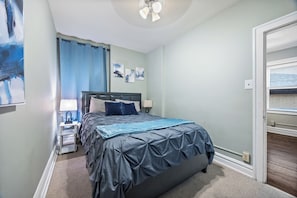1 habitación, escritorio, tabla de planchar con plancha y cuna de viaje