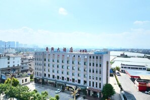 Un edificio de varios pisos con techo plano y varias ventanas.