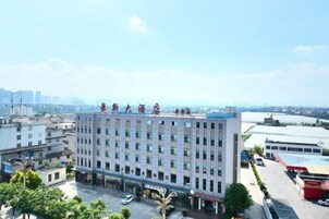Un edificio de varios pisos con techo plano y varias ventanas.