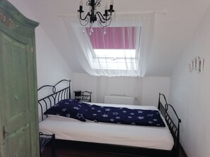 2 bedrooms, desk, iron/ironing board, WiFi