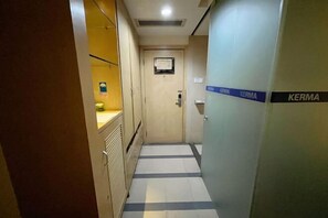 A narrow hallway with a wooden door at the end, marked with 'KERMA'. - Ke'erma Business Hotel (Zhongshan)