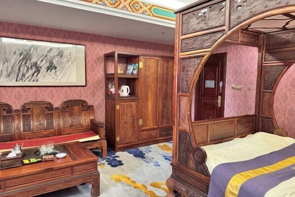 Una habitación tradicional con cama de madera, escritorio y armario.
