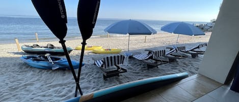 Sur la plage, chaise longue, serviettes de plage