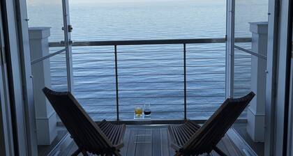 Luxurious, Direct Waterfront Home with Private Beach