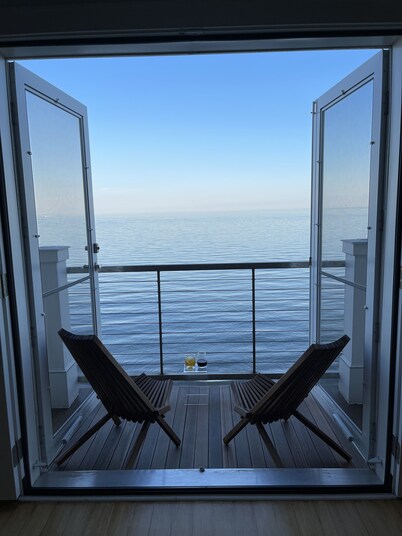 Luxurious, Direct Waterfront Home with Private Beach