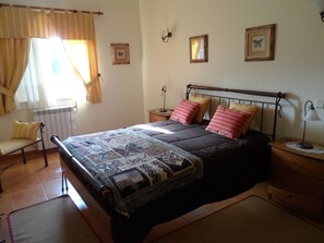 4 habitaciones, tabla de planchar con plancha, wifi y ropa de cama 