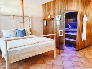 1 bedroom, desk, travel crib, free WiFi