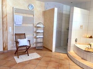 Bañera, bañera de hidromasaje, secador de pelo y toallas