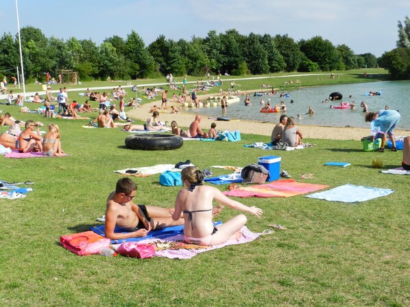 Accommodatie ligt op het strand, ligstoelen