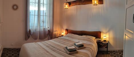 2 chambres, fer et planche à repasser, lit de bébé portatif