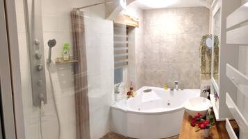 Ensemble douche/baignoire, baignoire à jets, sèche-cheveux