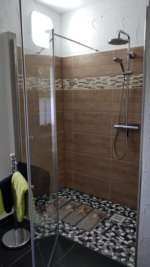 Chuveiro, secador de cabelo, toalhas de banho, sabonete